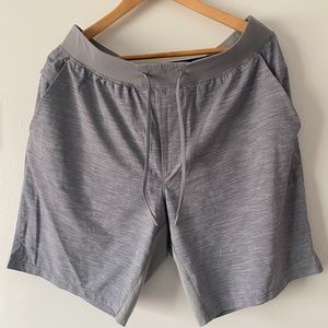 Mens Lululemon T.H.E. short 9' with liner in EUC